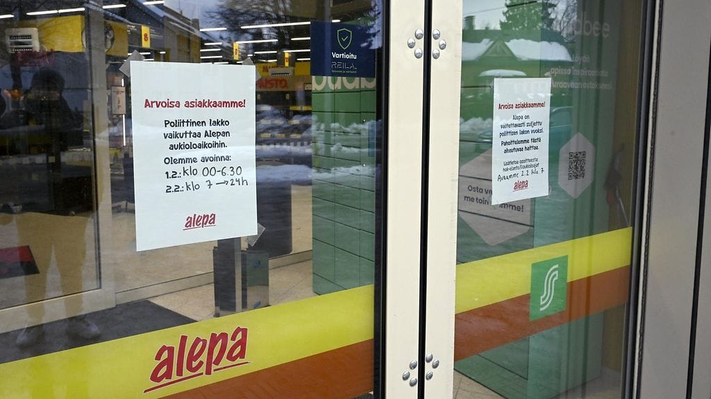 LK 1.2.2024 Tiedote poikkeuksellisista aukioloajoista ja suljetusta myymälästä Fallkullan Alepan ovessa Helsingissä 1. helmikuuta 2024.