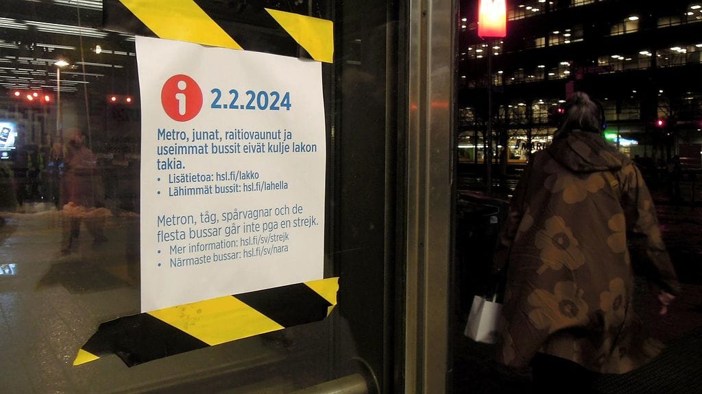 LK 1.2.2024 Tiedote perjantaisesta liikennelakosta Ruoholahden metroasemalla Helsingissä 1. helmikuuta 2024.