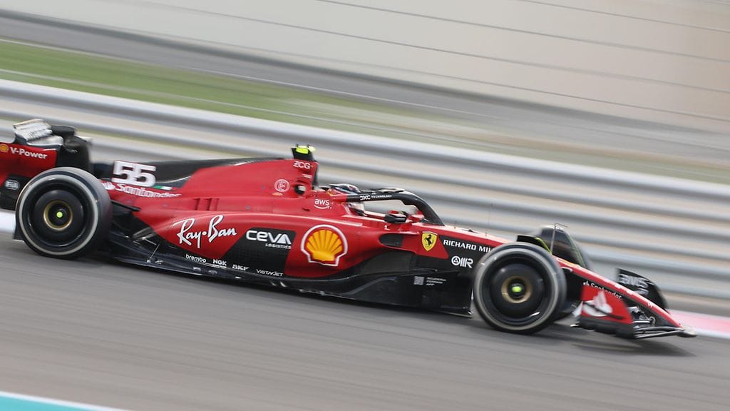 Ferrari F1-tallin kuljettajina ovat vielä ensi kaudella Charles Leclerc ja kuvassa ajava Carlos Sainz.