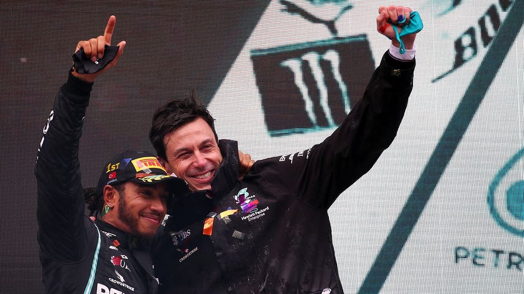 Lewis Hamiltonin ja Toto Wolffin Mercedes-yhteistyö on tuonut ilmiömäistä tulosta. Tässä kaksikko juhlii Hamiltonin 7. maailmanmestaruutta Turkin GP:ssä marraskuussa 2021.