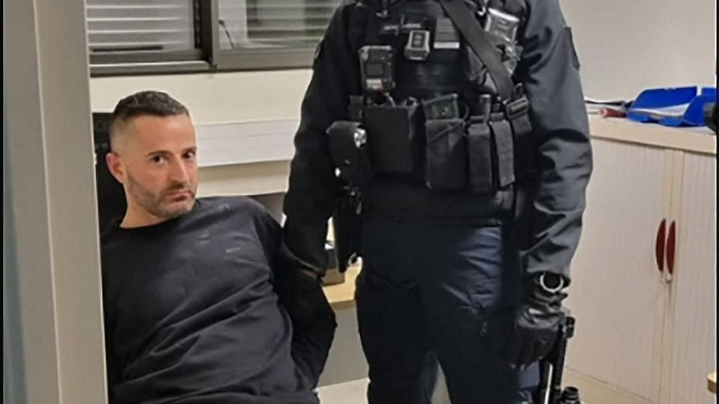 Poliisin julkaisemaa kuvaa pidätyksestä Korsikalla.