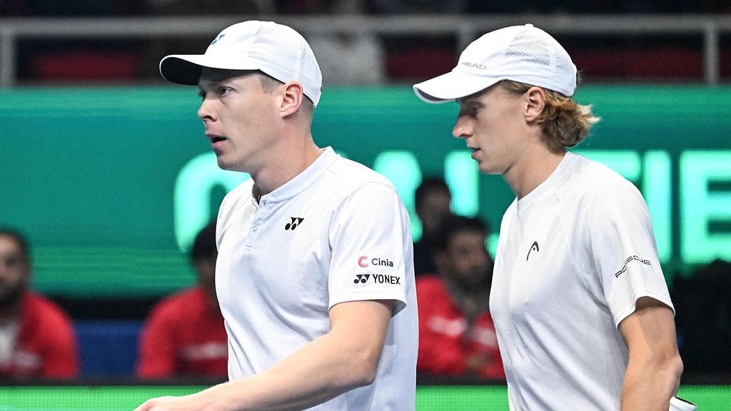 Harri Heliövaara (vas.) ja Emil Ruusuvuori selvittivät nelinpelin voitokkaasti, ja Suomi jatkaa Davis Cupin finaalivaiheeseen.