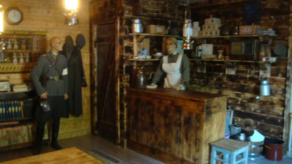 Kalervo Kaarre esittelee sotamuseota sukulaisilleen sekä yrityksensä henkilökunnalle ja asiakkaille.