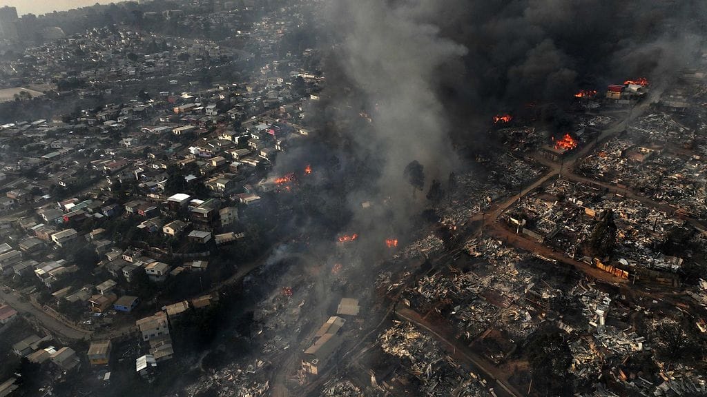 Ilmakuva metsäpalosta Vina del Marin kaupungin kukkuloilla Las Pataguasin alueella.