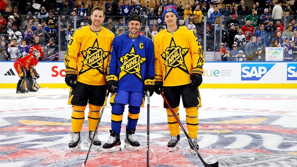 Elias Lindholm (vas.), Justin Bieber ja Sebastian Aho (oik.) poseerasivat yhteiskuvassa NHL:n All Stars -tapahtumassa.