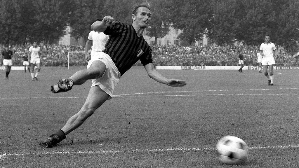 Kurt Hamrin pelasi uransa maineikkaimman jakson Fiorentinassa, mutta ehti menestyä myös AC Milanissa. Kuvassa ruotsalainen edustaa jälkimmäistä Coppa Italian ottelussa Monzaa vastaan vuonna 1968.