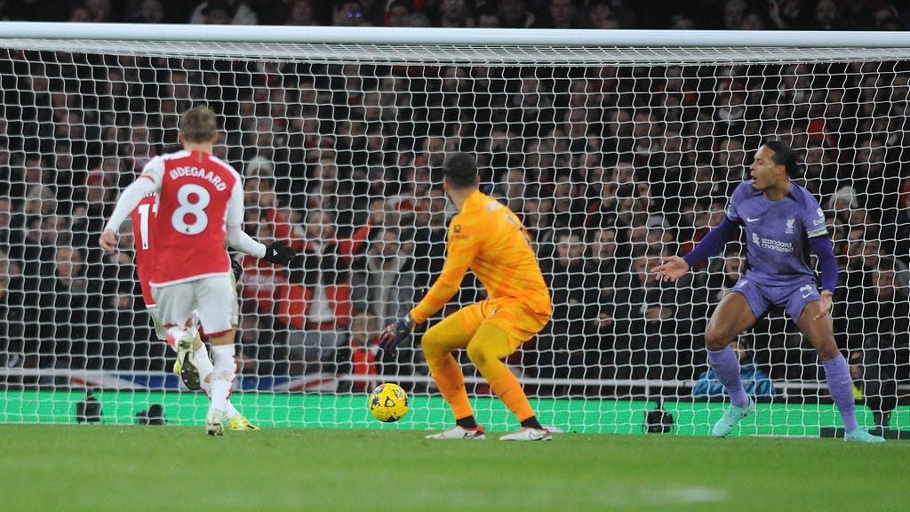 Liverpool-maalivahti Alisson Becker on pelannut itsensä ulos, ja Gabriel Martinelli maalaa Arsenalin voittomaalin.