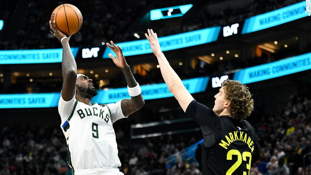 Lauri Markkanen (oik.) heitti 21 pistettä yön NBA-kierroksella.