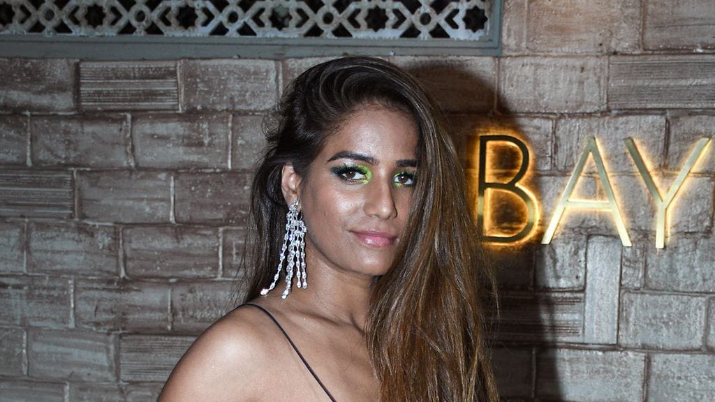 Poonam Pandey on myrskyn silmässä kotimaassaan Intiassa väitettyään kuolleensa kohdunkaulan syöpään, vaikka hän on oikeasti yhä elossa.