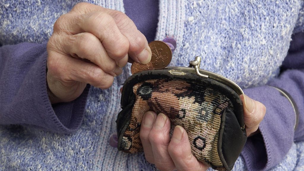 Raportin mukaan ihmiset sairastuvat usein ennen kuin tulevat viralliseen eläkeikään, mikä tarkoittaa, että he ehtivät maksaa vähemmän veroja ja maksuja eläkkeitään varten.