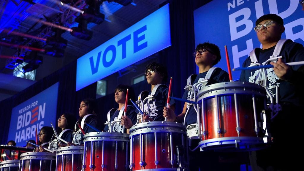 Nevadassa rumpuryhmä esiintyi ennen istuvan presidentin Joe Bidenin kampanjatilaisuutta.
