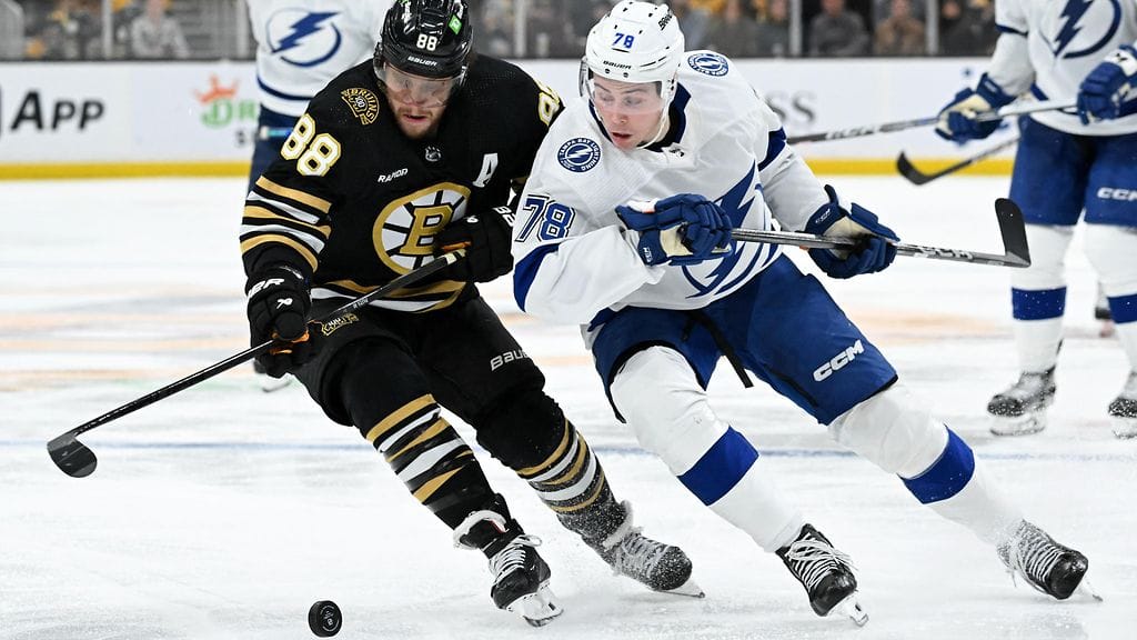 Tampa Bay Lightningin Emil Martinsen Lilleberg (oik.) tahkoamassa NHL-debyyttiään Boston Bruinsin vieraana 6. tammikuuta.