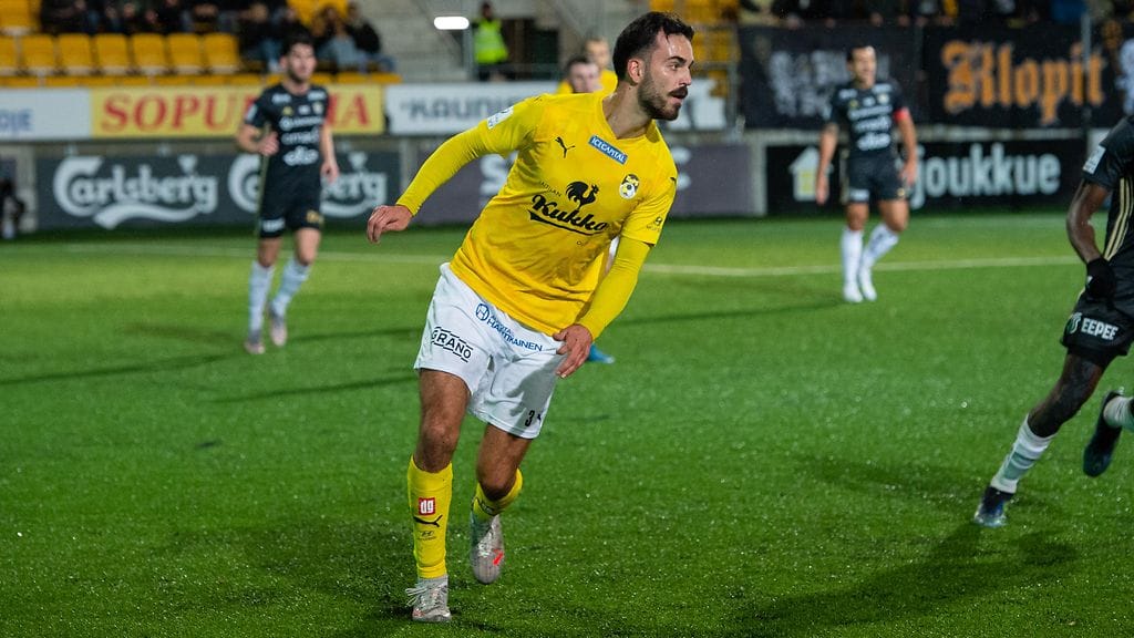 Kuvassa Tomas KuPSin paidassa syksyllä 2021.