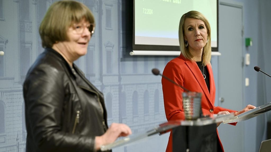 Johtaja Erja Heikkinen (vas.) Opetus- ja kulttuuriministeriön Korkeakoulu- ja tiedepolitiikan osastolta ja tiede- ja kulttuuriministeri Sari Multala tiedotustilaisuudessa keskiviikkona.