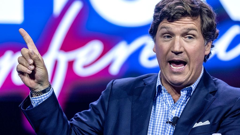 Fox Newsin entinen juontaja Tucker Carlson tunnetaan muun muassa salaliittoteorioiden lietsomisesta ja Venäjän propagandan toistamisesta.