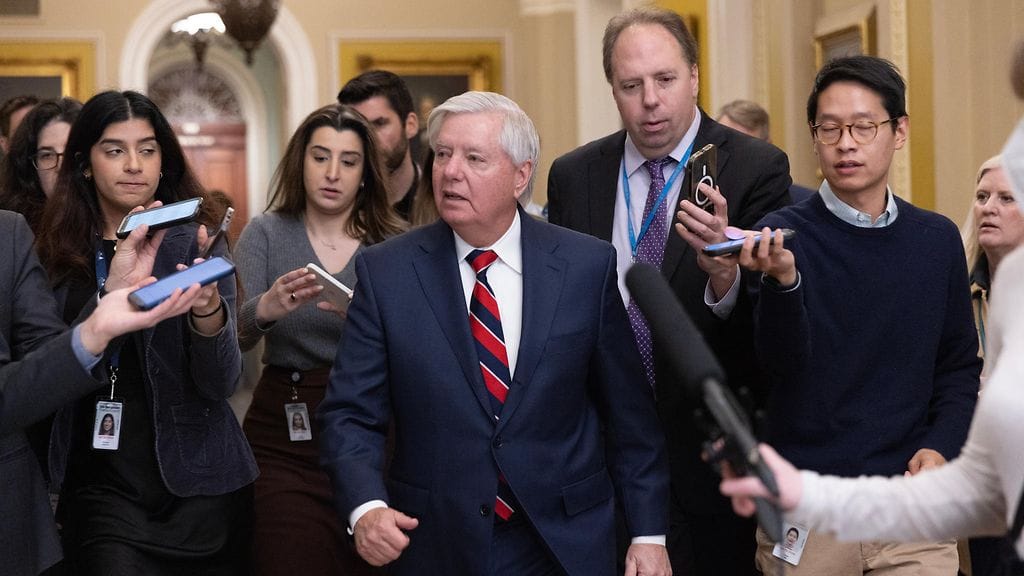 Toimittajat seurasivat republikaanien senaattoria Lindsey Grahamia lakiesitysten kaaduttua "kaaosmaiseksi" kuvatussa istunnossa.