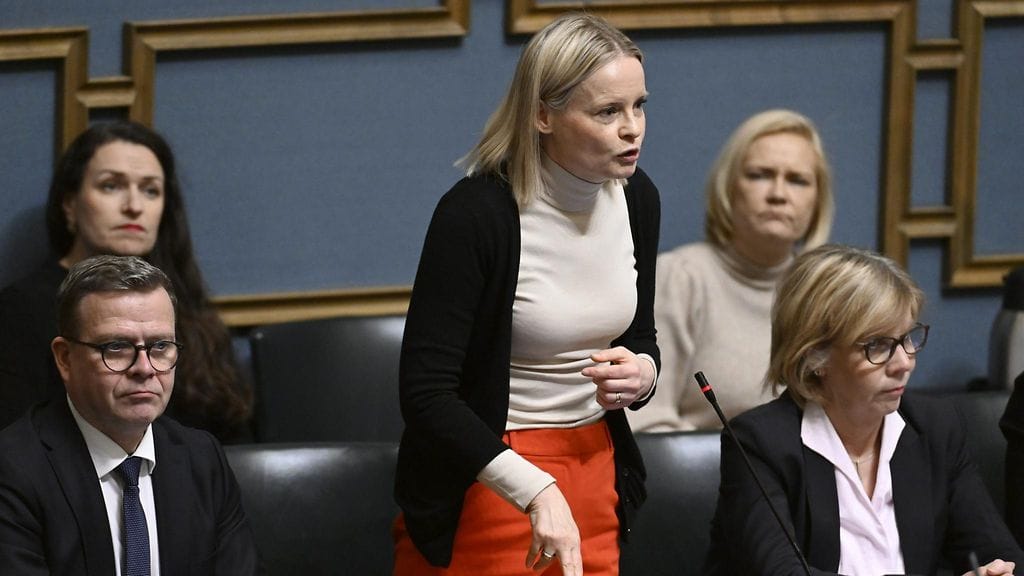 Valtiovarainministeri Riikka Purra (ps) puhui eduskunnan suullisella kyselytunnilla Helsingissä eilen torstaina. Ympärillä istuvat pääministeri Petteri Orpo (kok.), kunta- ja alueministeri Anna-Kaisa Ikonen (kok., 2. vas.), sisäministeri Mari Rantanen (ps) ja opetusministeri Anna-Maja Henriksson (RKP, oik.).