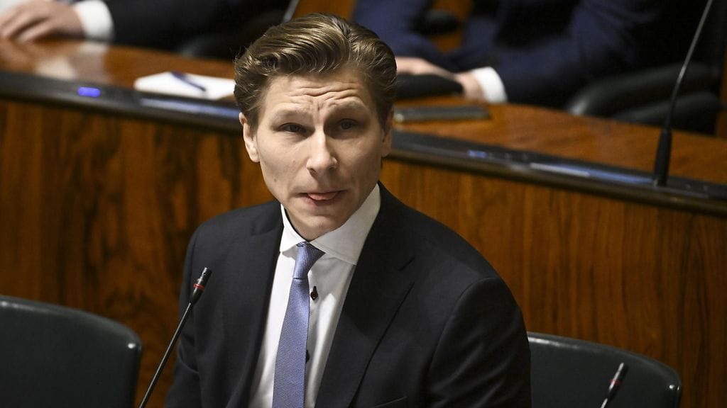 LK 8.2.2024 Puolustusministeri Antti Häkkänen eduskunnan täysistunnossa Helsingissä 6. helmikuuta 2024.