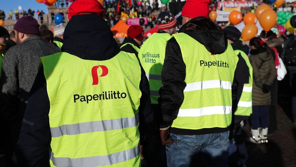 Paperiliiton edustajia STOP NYT -mielenosoituksessa Senaatintorilla 1. helmikuuta.