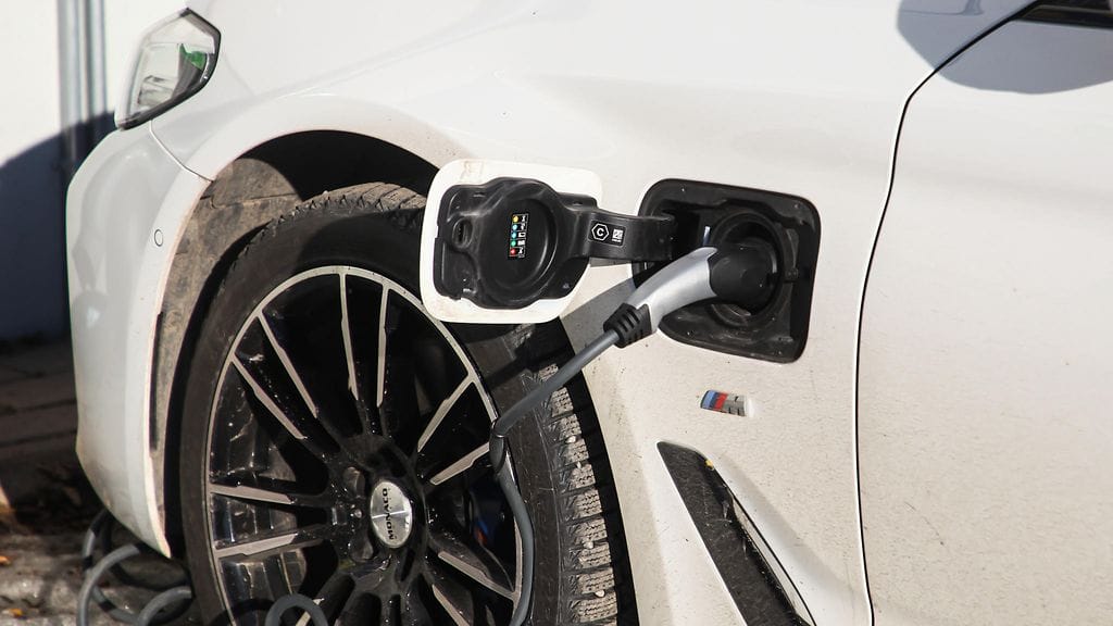 Autoalan mukaan sähköautojen verotuottojen kasvulla voitaisiin kompensoida autoveron tuoton laskua.