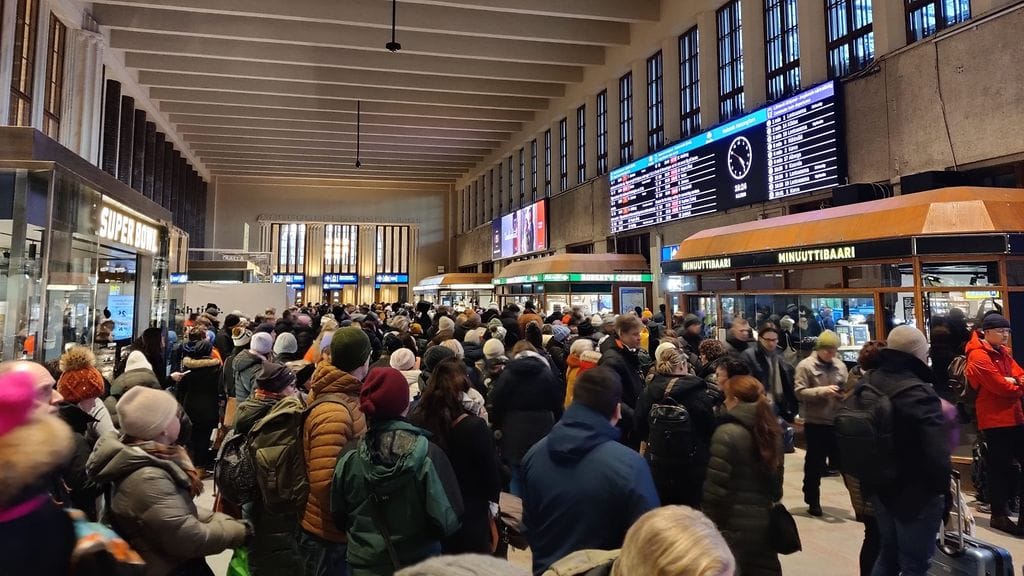 Helsingistä lähtevissä kaukojunissa on häiriöitä ja osa niistä myöhästyy, kertoo Fintrafficin rataliikennekeskus.