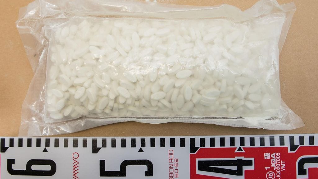 Helsingin poliisilaitos on paljastanut laajan huumeiden välityskokonaisuuden, jossa epäillään välitetyn satoja kiloja huumausaineita. Poliisi takavarikoi esitutkinnassa poikkeuksellisen vaarallista synteettistä opioidia, jota on havaittu levitettävän Suomessa entistä enemmän.