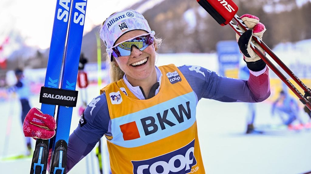 Jessie Diggins hiihti voittoon Kanadan Canmoren 15 kilometrin vapaan hiihtotavan kilpailussa.