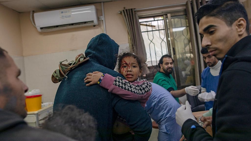 Sodankäyntiä koskevien kansainvälisten sopimusten mukaan sairaaloita tulee suojella taisteluilta, mutta Gazan kaistalla sairaaloihin on isketty toistuvasti viimeisten neljän kuukauden aikana.