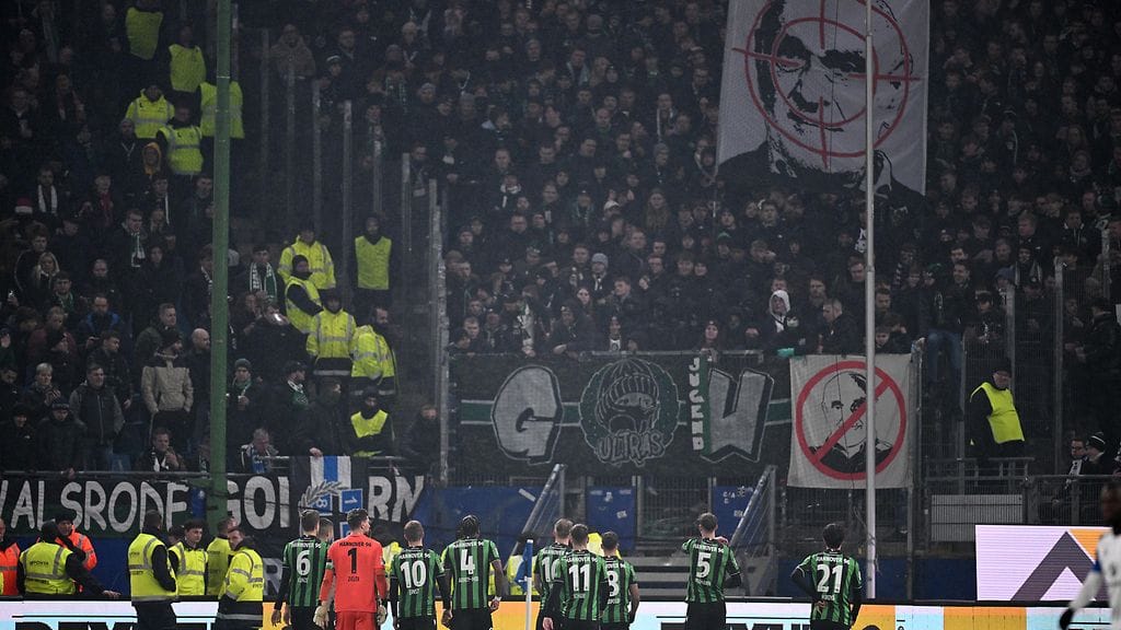 Hannoverin kannattajapäädyssä nostettiin seurapomo Martin Kindiä vastustavia banderolleja.