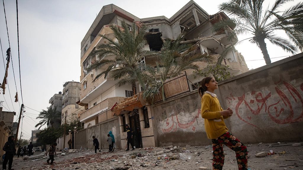 Israelin ilmahyökkäyksessä vaurioitunut talo Rafahin pakolaisleirillä.