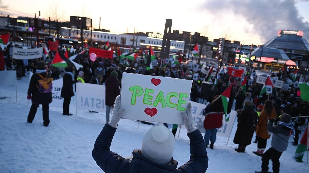 Palestiinalaisia tukeva aktivistiryhmä Tampere with Palestine järjesti mielenosoituksen Tampereella UMK-finaalin yhteydessä 10. helmikuuta 2024. Mielenosoittajat ovat arvostelleet Suomen Yleisradiota ja Euroopan yleisradiounioni EBU:a siitä, että Israelin annetaan osallistua Euroviisuihin.
