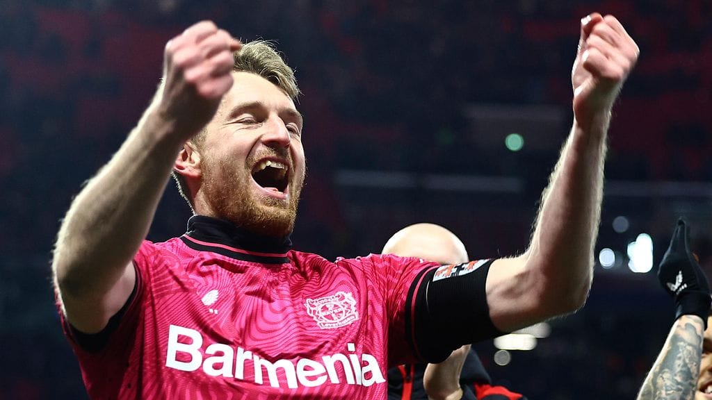 Lukas Hradecky juhli Leverkusenin voittoa Bayern Münchenistä.