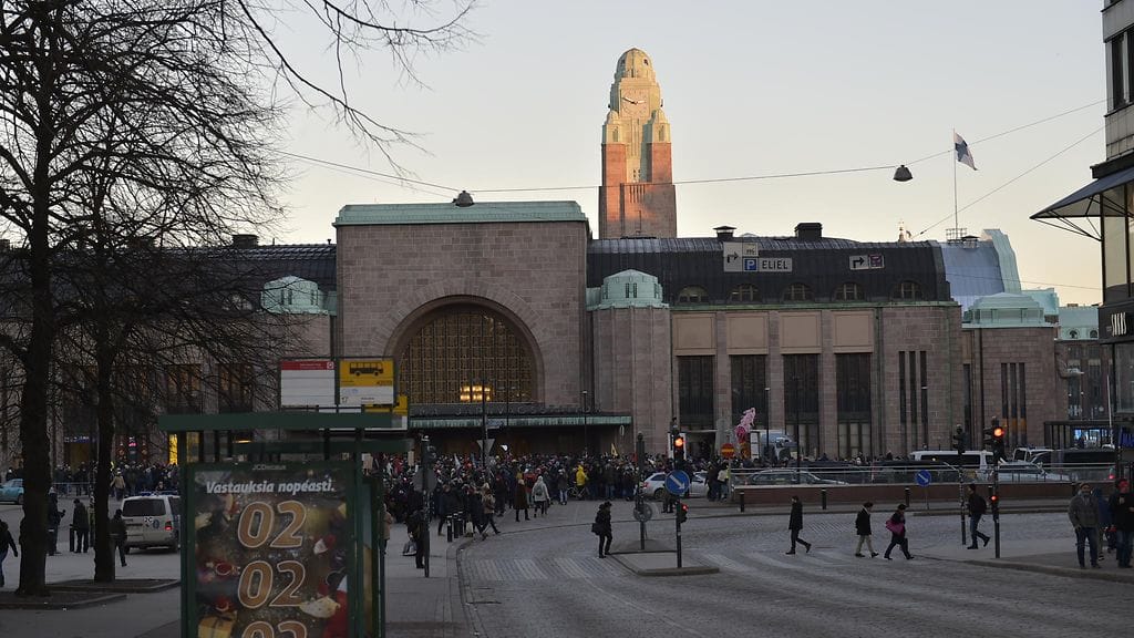Helsingissä Asema-aukiolla viikonloppuna kävellyt saattoi hieraista silmiään.
