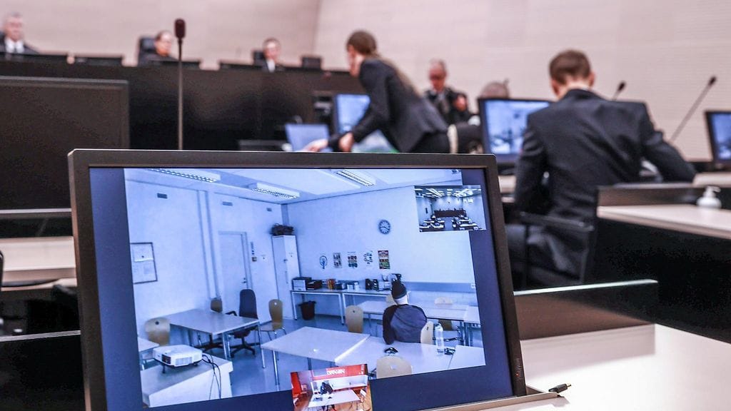 Oikeudenkäynti 4-vuotiaan lapsen kuolemasta alkoi maanantaina. Äitiä syytetään lapsen taposta ja isäpuolta murhasta.