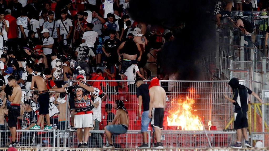 Colo-Colon kannattajat sytyttivät katsomon palamaan Chilen Super Cupin finaalissa.