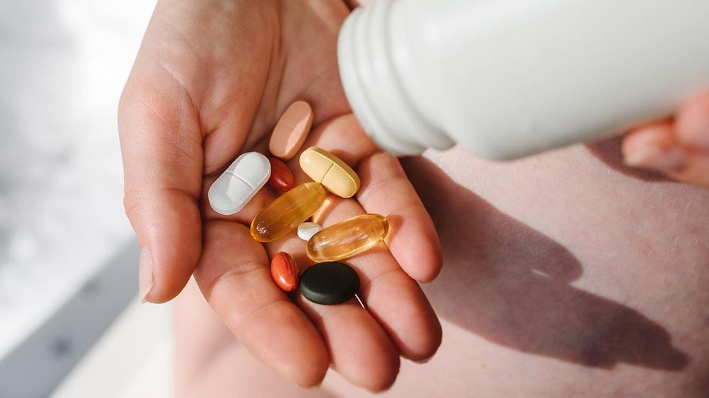 Ravintolisiä ovat esimerkiksi vitamiinit, kivennäisaineet, kuten magnesium, rasvahapot, kuidut ja probiootit. Kuvituskuva.