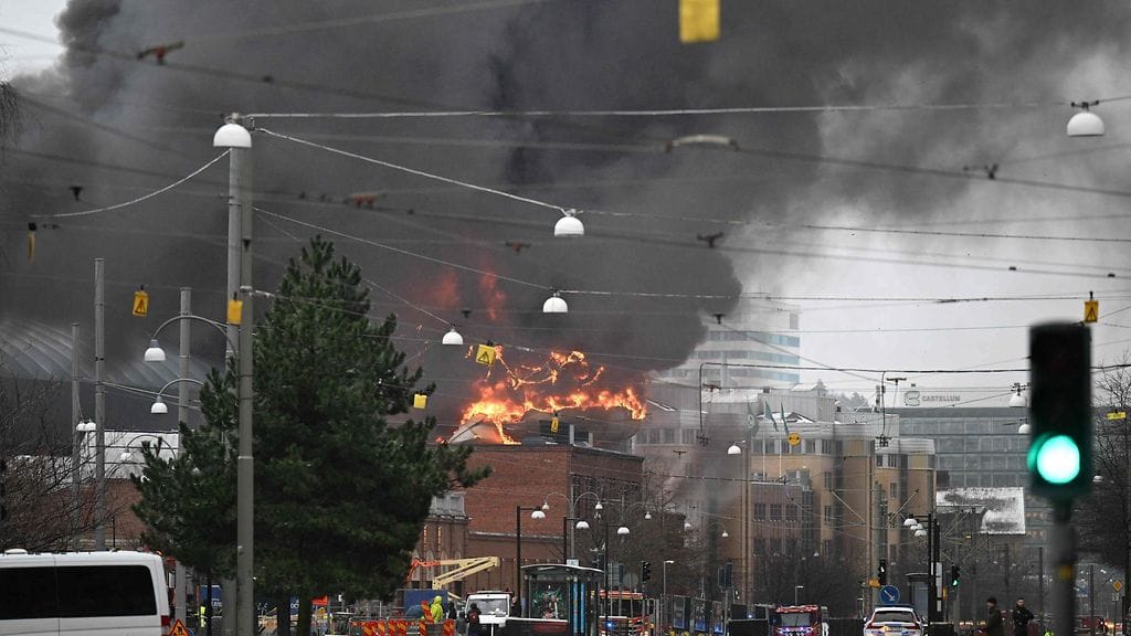 LK 12.2.2024 Rakenteilla oleva vesipuisto tulessa Göteborgissa.