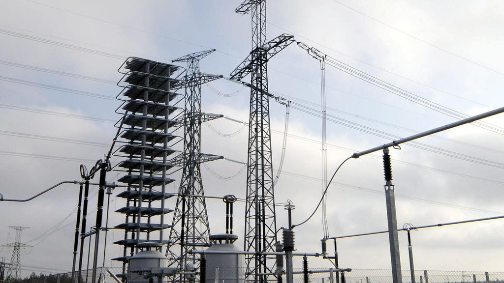 Suomen ja Viron välinen sähköyhteys Estlink 2 palaa kaupalliseen käyttöön keskiviikkona, arvioi kantaverkkoyhtiö Fingrid tiedotteessaan. Korjaustyöt sähkönsiirtoyhteydellä ovat valmistuneet. Kuvassa EstLink 2 -muuntamoasema Porvoon Anttilassa.