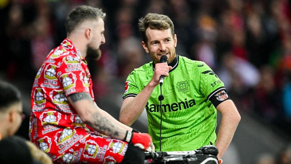 Lukas Hradecky kiipesi fanien joukkoon Bayer Leverkusenin voitettua Bayern Münchenin.