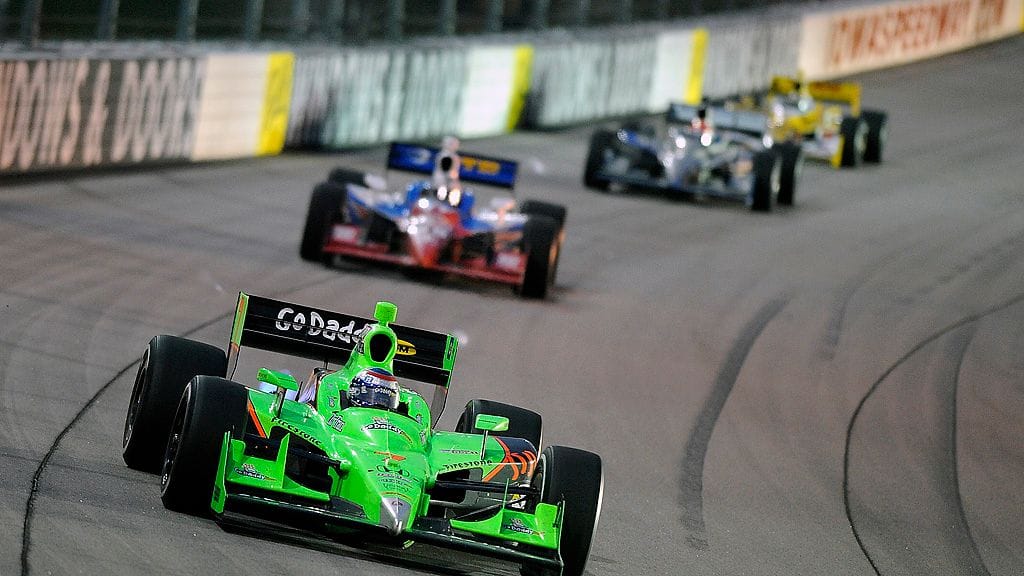 Indycar-autot vauhdissa Iowan radalla.