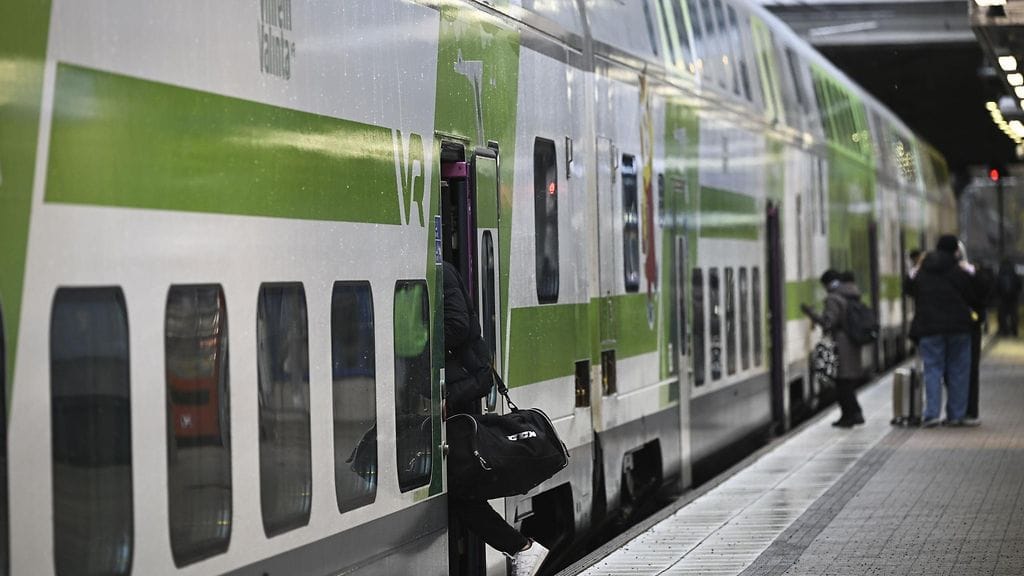 Fintrafficin mukaan ennen iltaviittä alle 70 prosenttia kaukojunista kulki aikataulussa.