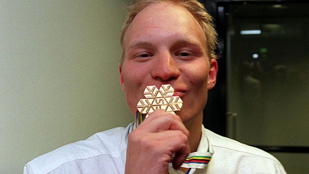 Kalle Palander pussaa MM-kultaansa 1999