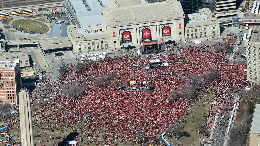 Kansas City Chiefs juhlii Super Bowlin voittoa valtavan yleisömeren keskellä