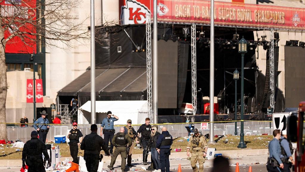 Yhdysvalloissa ainakin yksi ihminen on kuollut ja 21 haavoittunut ampumisessa Kansas City Chiefsin Super Bowl -voittoa juhlistaneen paraatin yhteydessä 14.2.2024