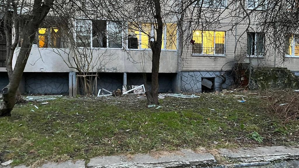Lvivin pormestari julkaisi Telegramissa kuvia aamun iskuissa vaurioituneista rakennuksista. Räjähdykset olivat rikkoneet asuintalojen ikkunoita.