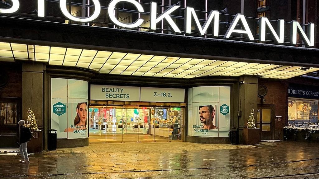 Kelloa ei ole! Tältä näytti Stockmannin Helsingin tavaratalon pääsisäänkäynnillä ystävänpäivänä 14. helmikuuta.
