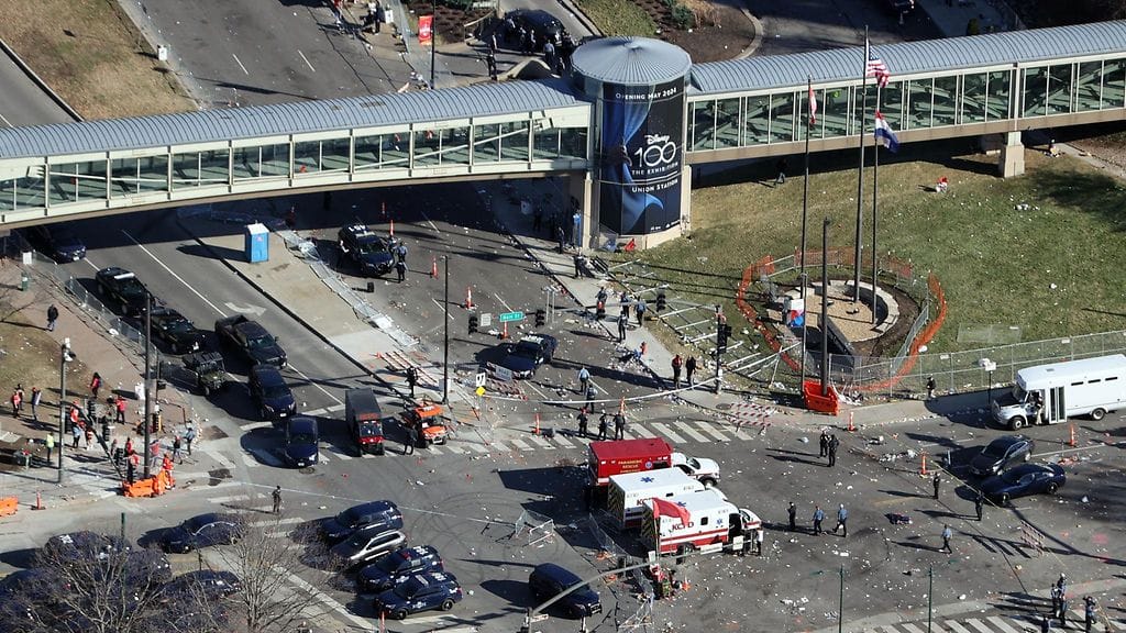 Ainakin yksi ihminen kuoli ja liki 30 haavoittui tai sai vammoja joukkoampumisessa Kansas Cityssä.