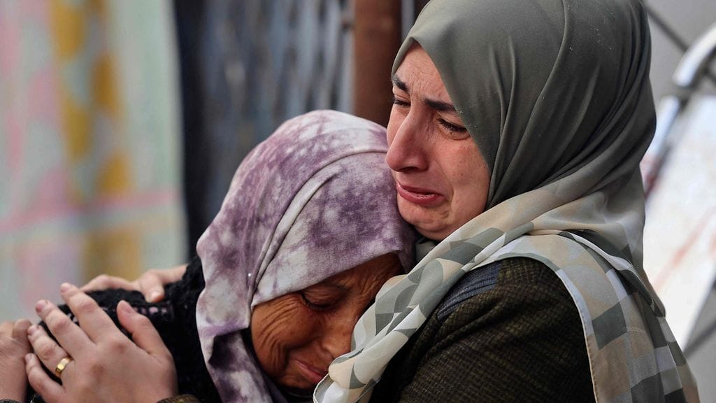 Naiset surevat Israelin pommituksissa kuolleita läheisiään Al-Najarin sairaalassa Rafahissa Gazan eteläosassa 12. helmikuuta 2024.