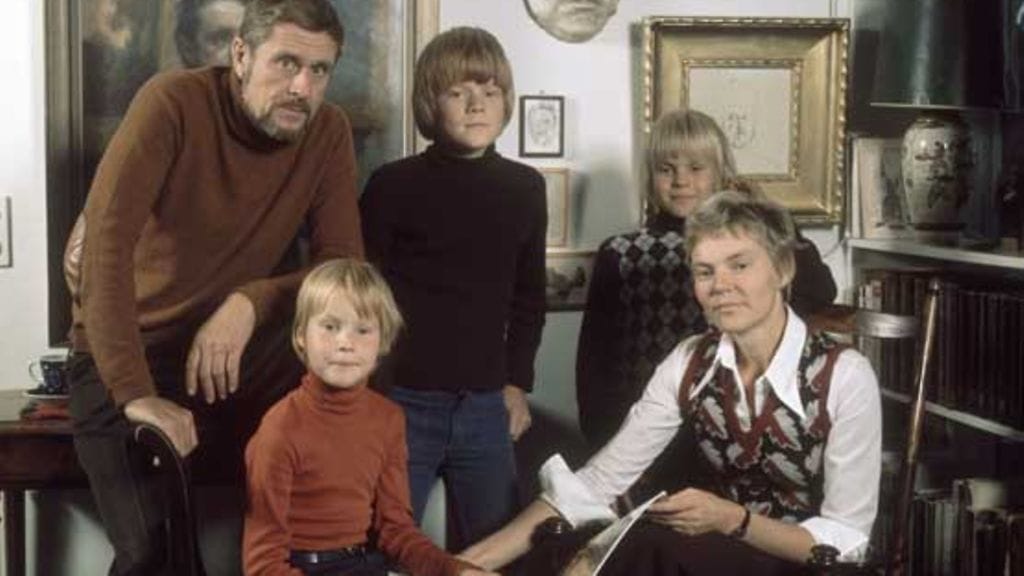 Tikkasten perhe yhteiskuvassa.