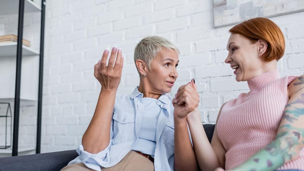 pariskunta keskustelee